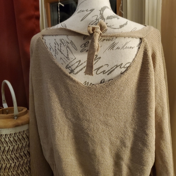 NEW LISTING large ecru sweater with surprise back - Picture 4 of 10